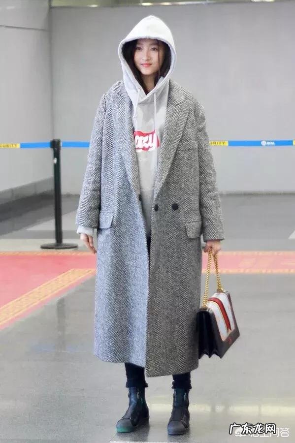 灰白色卫衣内搭怎样搭配呢?