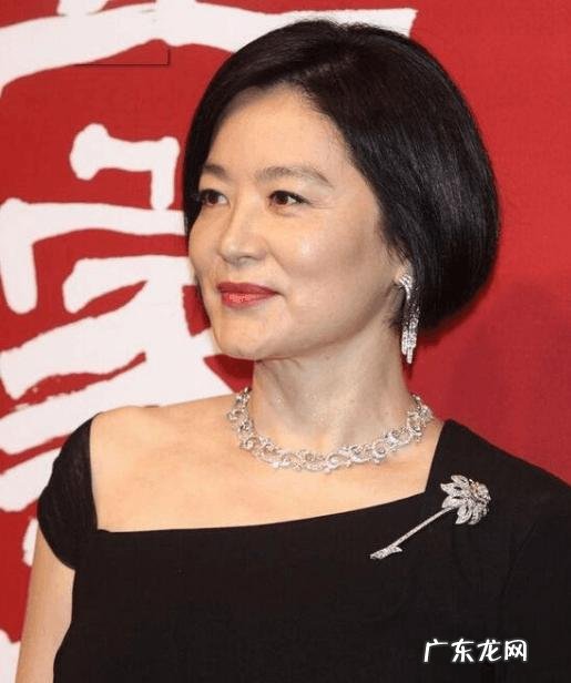 五十岁的女性留什么发型可以减龄并且显得有气质?