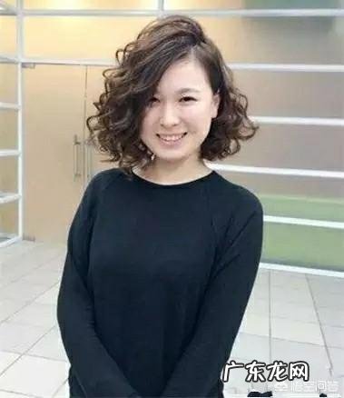 五十岁的女性留什么发型可以减龄并且显得有气质?