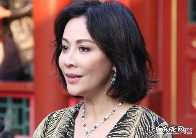 五十岁的女性留什么发型可以减龄并且显得有气质?