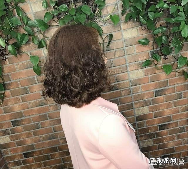 五十岁的女性留什么发型可以减龄并且显得有气质?