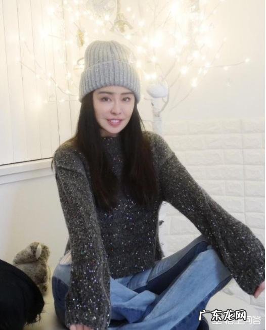 五十岁的女性留什么发型可以减龄并且显得有气质?