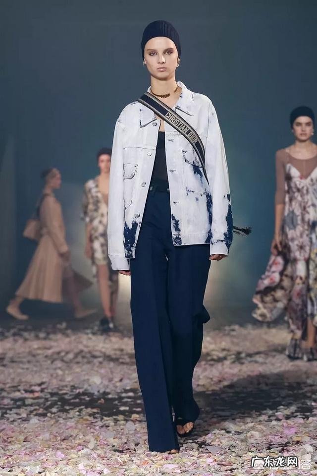 牛仔外套搭配什么裤子比较好?