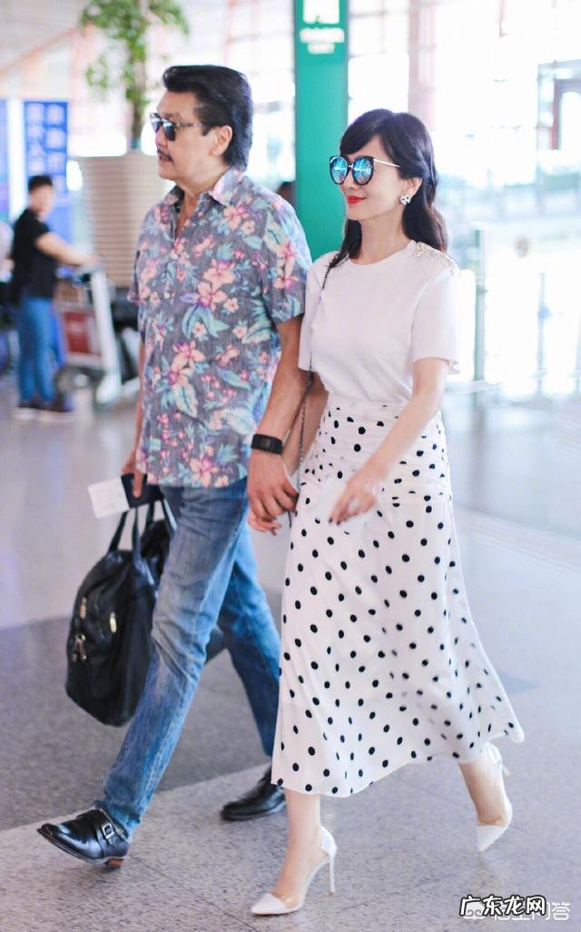 64岁的赵雅芝白色T恤怎样搭配出优雅的时尚感？