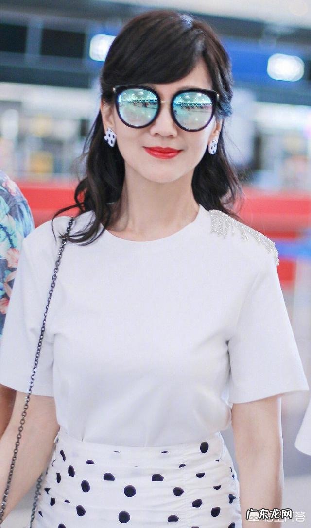 64岁的赵雅芝白色T恤怎样搭配出优雅的时尚感？