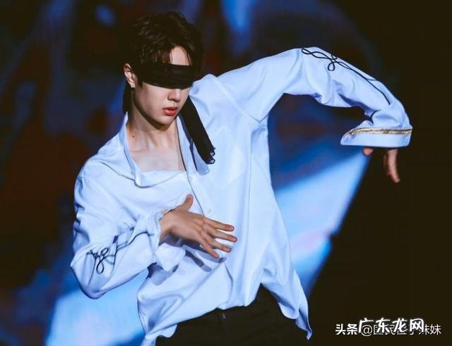 感觉王一博和易烊千玺两人跳舞都挺好的,但是谁更厉害一些?为什么?