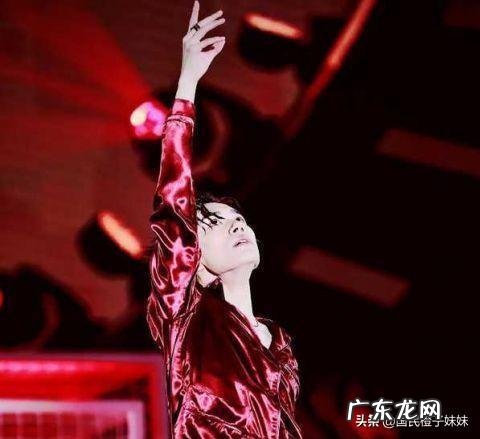 感觉王一博和易烊千玺两人跳舞都挺好的,但是谁更厉害一些?为什么?