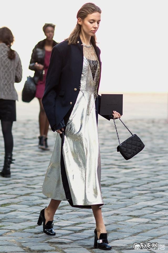 秋冬季节喜欢穿长裙,不同款式和哪些外套搭配比较时尚?