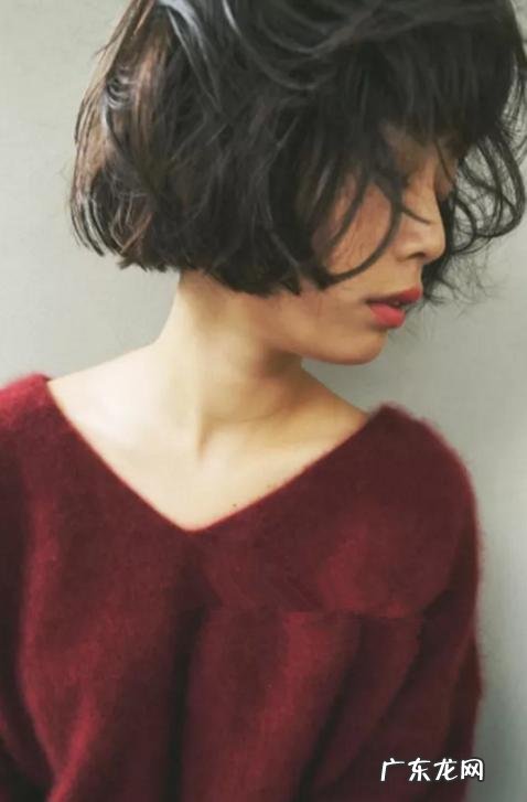 短发搭配什么类型的衣服最减龄?