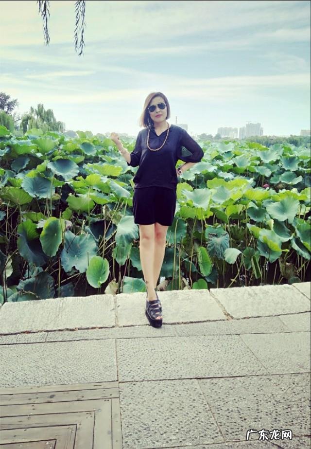 短发搭配什么类型的衣服最减龄?