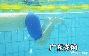 蛙泳如何蹬腿?