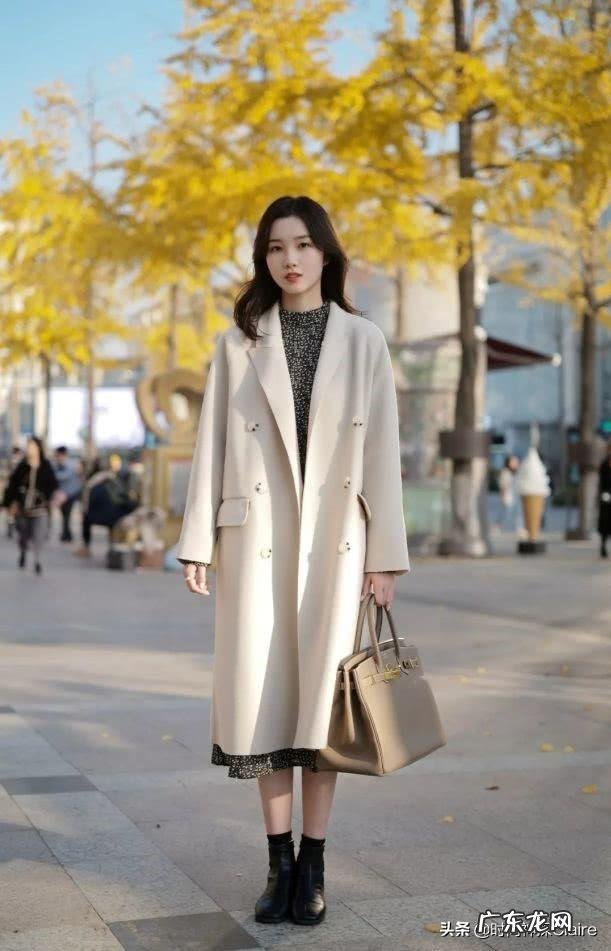 米色大衣搭配什么鞋好看啊?