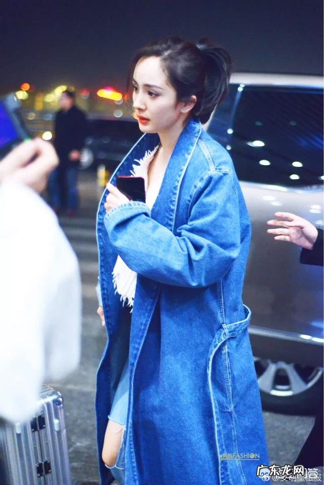 很喜欢牛仔外套,但是感觉总是搭牛仔裤比较单调,牛仔外套怎么搭会比较新潮?