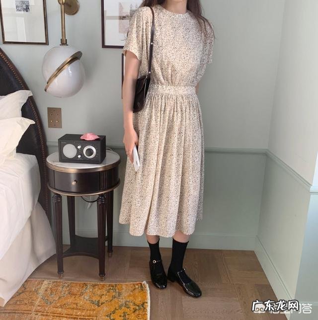 夏季小包包怎么搭配衣服好看?