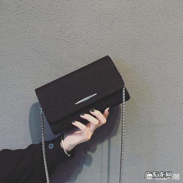 夏季小包包怎么搭配衣服好看？