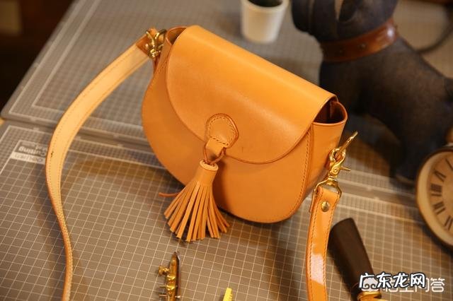 夏季小包包怎么搭配衣服好看？