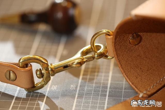 夏季小包包怎么搭配衣服好看？