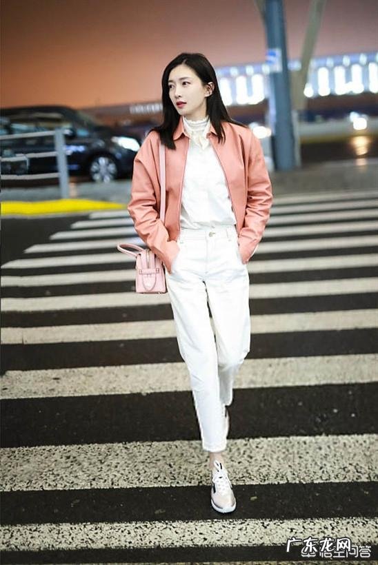 夏季小包包怎么搭配衣服好看?