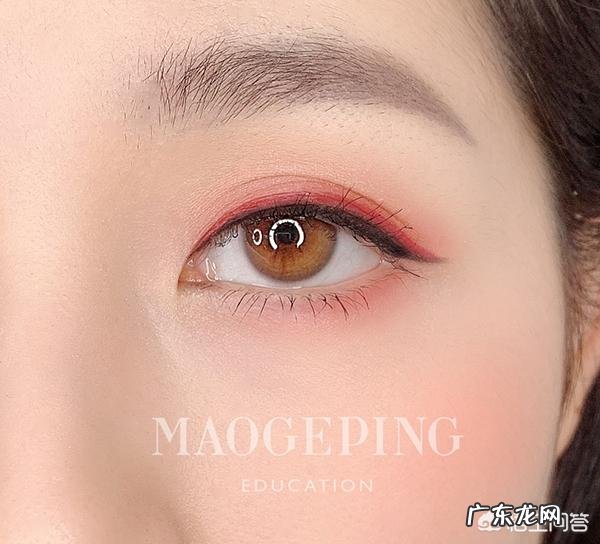 如何画出使眼睛有神又自然的完美眼线?