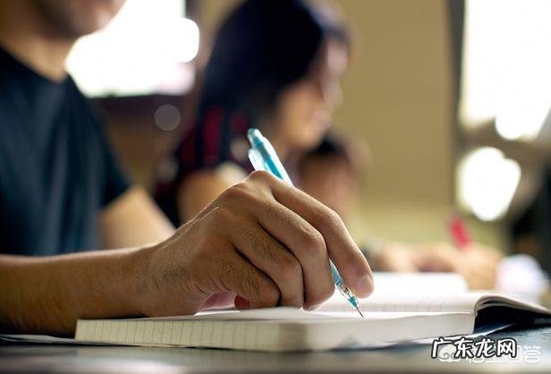 漂亮的高三女生向年轻的未婚数学老师表白“我要做你女朋友。”年轻数学老师该怎么办?