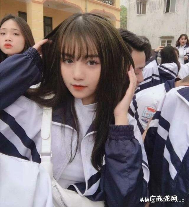 漂亮的高三女生向年轻的未婚数学老师表白“我要做你女朋友。”年轻数学老师该怎么办?