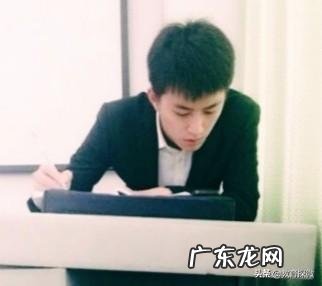 漂亮的高三女生向年轻的未婚数学老师表白“我要做你女朋友。”年轻数学老师该怎么办?