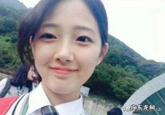 漂亮的高三女生向年轻的未婚数学老师表白“我要做你女朋友。”年轻数学老师该怎么办?