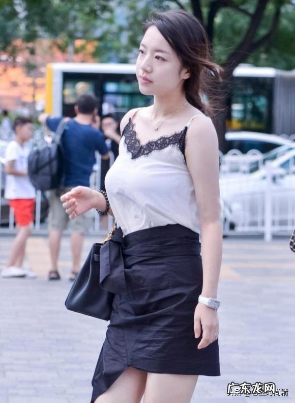 黑色半身裙如何搭配才能不显老气和土气?