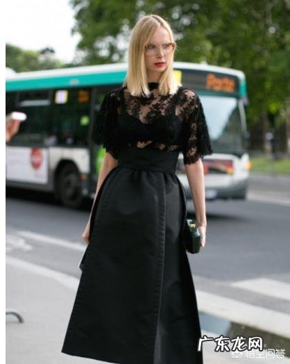 黑色半身裙如何搭配才能不显老气和土气?