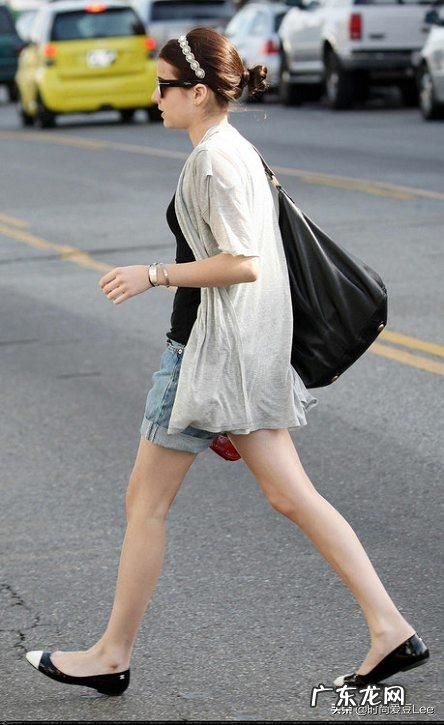 为什么那么多年轻姑娘穿皮鞋不穿袜子呢?