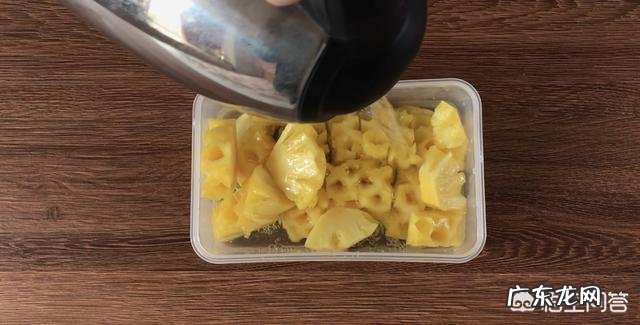 为什么吃菠萝要用盐水泡?