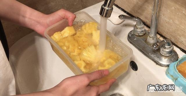 为什么吃菠萝要用盐水泡?