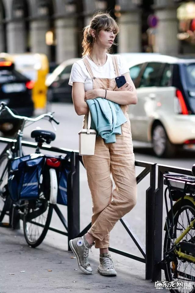 背带裤又开始流行了,看上去很活泼有少女感,夏季应该怎么选择和搭配呢?