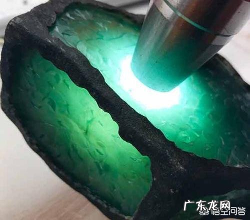 市面上的翡翠水太深,要怎么辨别?