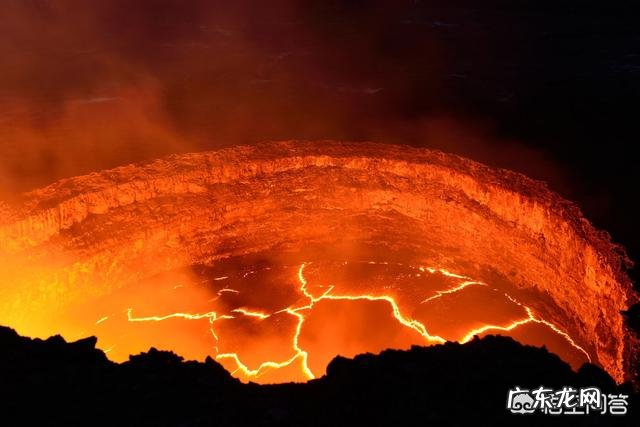 曾有科学家发现地球正在向内部吞噬数万亿吨的水,是真的吗?