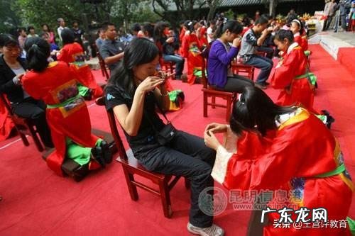 孔子对古代礼仪持什么态度?对我们今天的学生“礼仪教育”有什么启发?