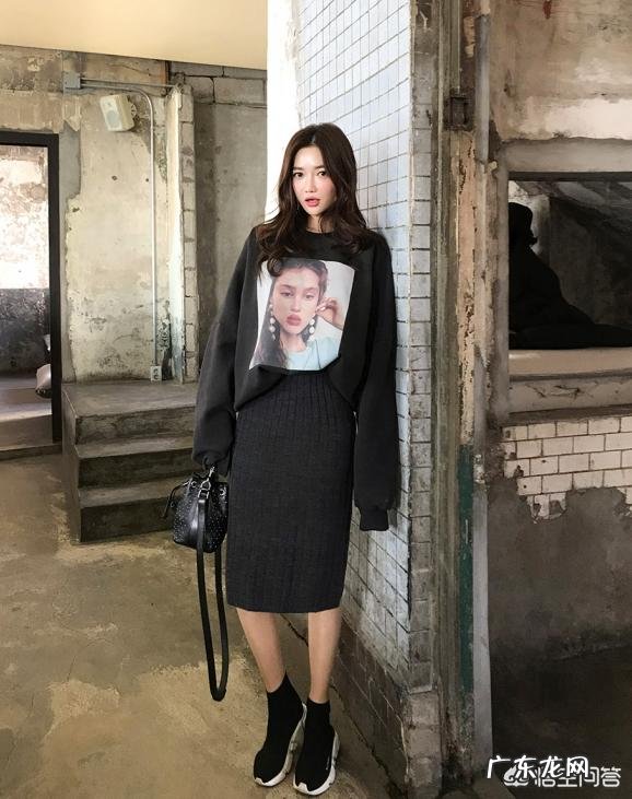 黑色半身针织裙,搭配什么上衣好看呢?