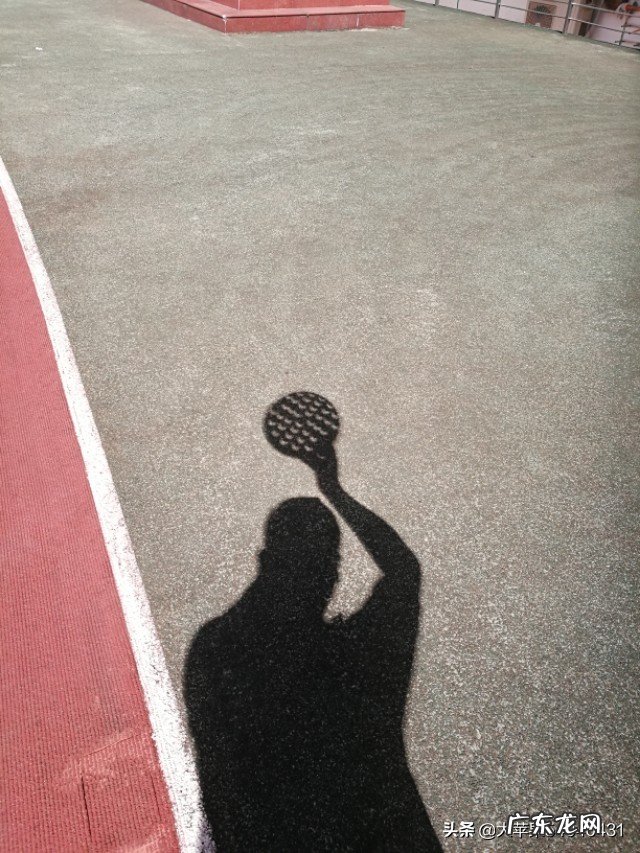 今天日食时树下看到的阴影求科学解释?