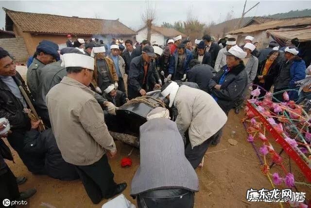 在农村参加完丧事酒席后,孝衣孝布该怎样处理才好?可直接带回家吗?