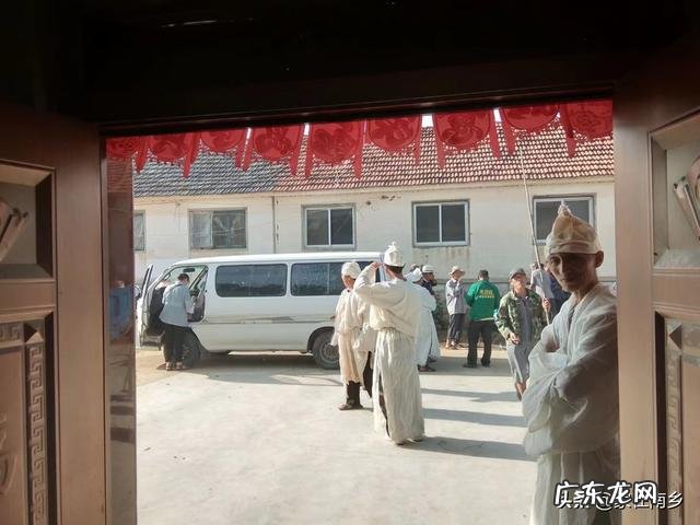 在农村参加完丧事酒席后，孝衣孝布该怎样处理才好？可直接带回家吗？