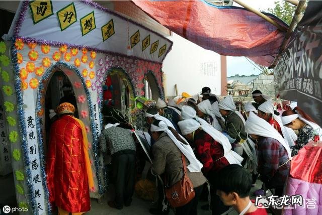 在农村参加完丧事酒席后,孝衣孝布该怎样处理才好?可直接带回家吗?