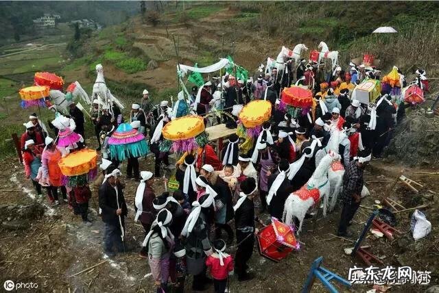 在农村参加完丧事酒席后,孝衣孝布该怎样处理才好?可直接带回家吗?