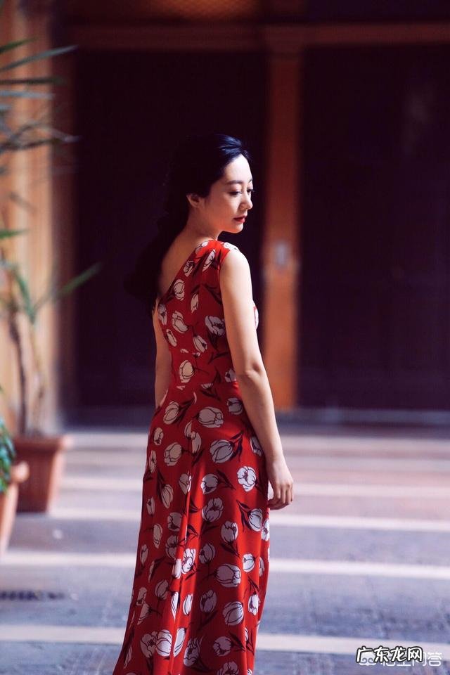 三十多岁女人穿什么颜色的印花连衣裙比较好看?