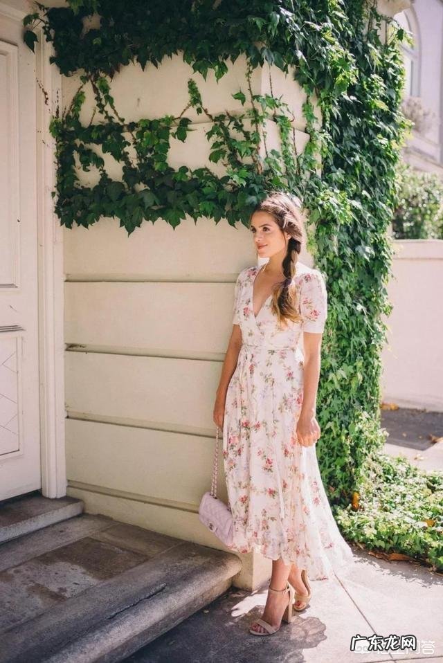 三十多岁女人穿什么颜色的印花连衣裙比较好看?