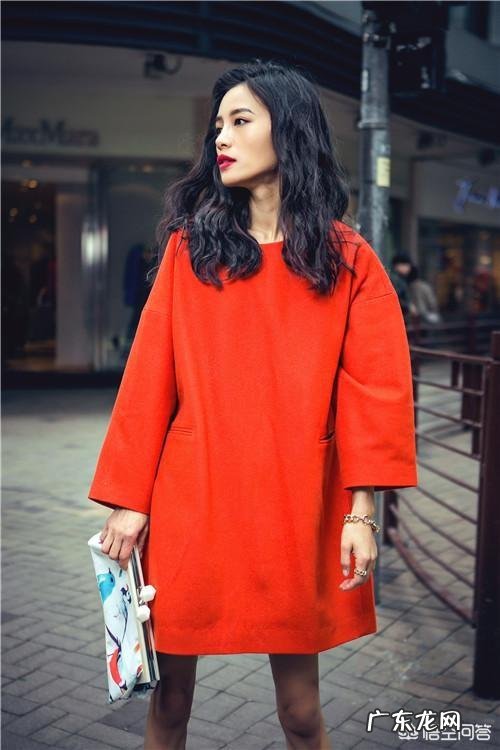 三十多岁女人穿什么颜色的印花连衣裙比较好看?