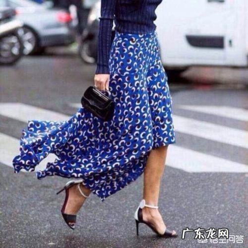 三十多岁女人穿什么颜色的印花连衣裙比较好看?