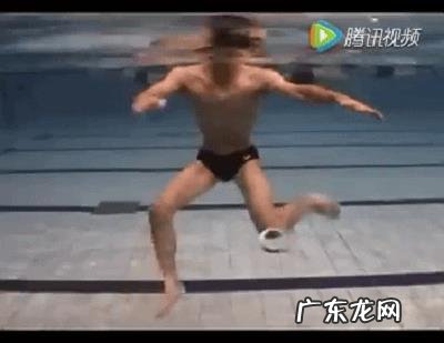 怎么学会抬头蛙泳踩水?
