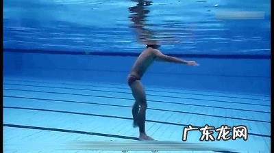 怎么学会抬头蛙泳踩水?