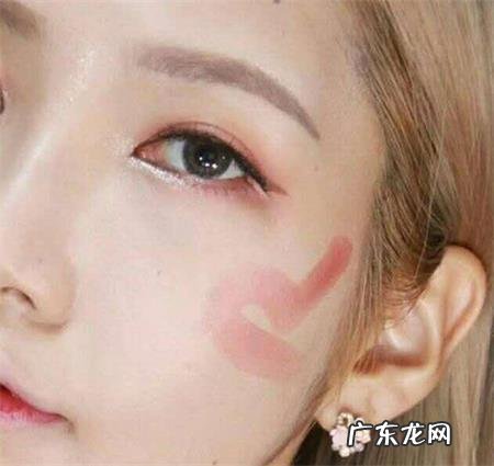 化一个简单的妆需要哪些化妆品?