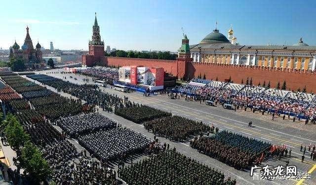 俄罗斯疫情如今排名世界第三,竟然公开举行声势浩大的阅兵仪式,普金总统想表达什么?